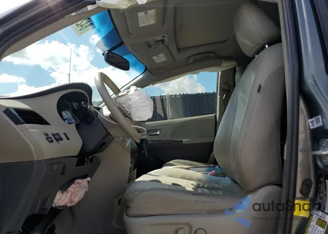 2013 Toyota Sienna Xle z USA, uszkodzony, nr VIN 5TDYK3DC8DS281566